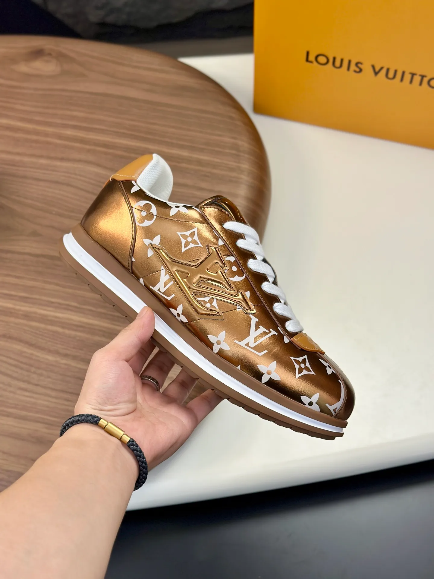 Factory direct sale ¥700💰Full set of packaging💰Top version LV-Louis Vuitton-Classic catwalk new style 1:1 developed replica of the original version! ! The upper foot is very comfortable. It is made of luxurious materials and fine workmanship. The midsole is printed with English letters "Made in Europe". The upper is made of calfskin imported from Italy. The side is decorated with the brand's LOGO and signature. The latest latex foot pads and mesh lining make the foot feel super comfortable. The original two-color TPU combination outsole is specially provided by the original factory. Bag technology Goodyear stitched edges Fabric: Exclusive custom first-layer cowhide Accessories: Exclusive private model Vuitton logo, lining: Customized silk mesh lining - first-layer silk cowhide lining Outsole: TPU combination outsole wear-resistant, non-slip and anti-yellowing Foot pads: new latex pads-mesh sweat-absorbent Counter technology: fully computerized sewing machine wire drawing Toe box back cover Hot and cold shaping Full set of pull-top last with medium and low logo pattern Counter packaging - Shoelaces, certificates, cards, instructions, certificates of quality, dust bags, the most comprehensive packaging on the Internet, men's size 339-44 (38/45 custom-made, non-refundable!